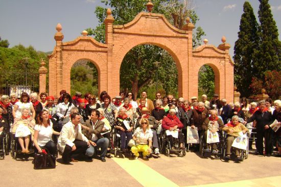 CERCA DE 200 PERSONAS PARTICIPAN EN UNA CONVIVENCIA, ORGANIZADA POR LA ASOCIACIÓN “MENSAJEROS DE LA PAZ DE MURCIA”, QUE TUVO LUGAR EN EL SANTUARIO DE LA SANTA (2008), Foto 1