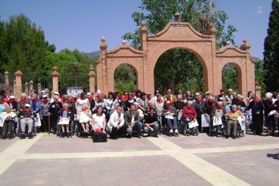 CERCA DE 200 PERSONAS PARTICIPAN EN UNA CONVIVENCIA, ORGANIZADA POR LA ASOCIACIÓN “MENSAJEROS DE LA PAZ DE MURCIA”, QUE TUVO LUGAR EN EL SANTUARIO DE LA SANTA (2008), Foto 3