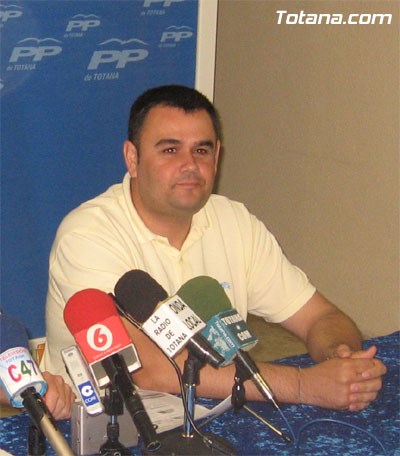 EL CONCEJAL DE OBRAS E INFRAESTRUCTURAS MUNICIPALES RECRIMINA AL PSOE E IU QUE UTILICEN EL RETRASO EN LAS OBRAS DE LA AVENIDA JUAN CARLOS I SÓLO PARA, SEGUN EL EDIL, DESGASTAR AL GOBIERNO MUNICIPAL SIN REALIZAR APORTACIONES, Foto 1