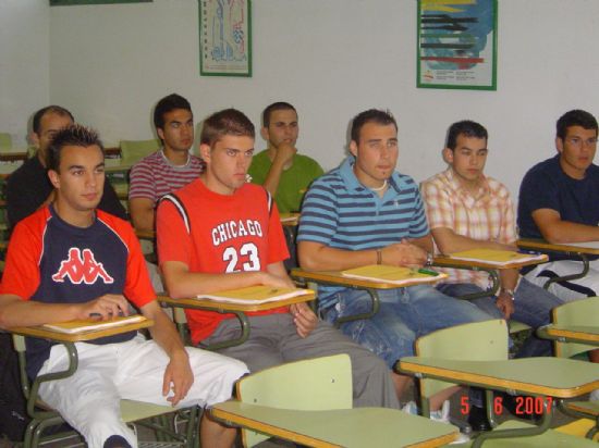 LA CONCEJALÍA DE DEPORTES Y LA ESCUELA DE ENTRENADORES DE MURCIA ORGANZAN UN CURSO DE INICIADOR DE FÚTBOL EN TOTANA, Foto 2