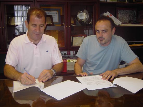 EL ALCALDE Y EL PRESIDENTE DEL OLÍMPICO SUSCRIBEN UN CONVENIO DE COLABORACIÓN PARA PROMOCIONAR LOS VALORES TURÍSTICOS DEL MUNICIPIO POR MEDIO DE LA INDUMENTARIA, Foto 1