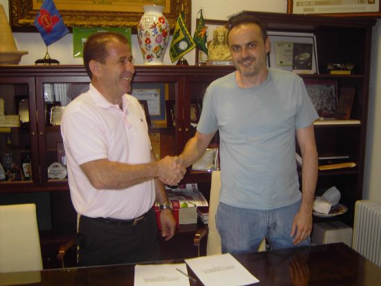 EL ALCALDE Y EL PRESIDENTE DEL OLÍMPICO SUSCRIBEN UN CONVENIO DE COLABORACIÓN PARA PROMOCIONAR LOS VALORES TURÍSTICOS DEL MUNICIPIO POR MEDIO DE LA INDUMENTARIA, Foto 2