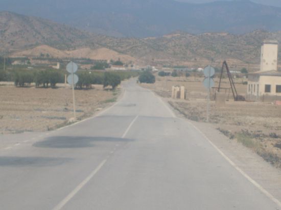 EL ALCALDE Y EL CONCEJAL DE CAMINOS VISITAN LAS OBRAS DE ACONDICIONAMIENTO DE LA CARRETERA D-22 DE EL RAIGUERO, QUE SE ENCUENTRA EN SU ÚLTIMA FASE, CON EL FIN DE COMPROBAR SU ESTADO DE EJECUCIÓN (2007), Foto 2