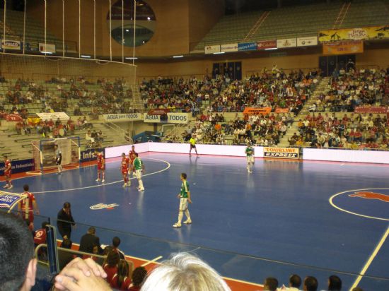 EL AUTOBÚS FLETADO POR LA CONCEJALÍA DE DEPORTES PARA ASISTIR AL ENCUENTRO DISPUTADO ENTRE EL POZO MURCIA TURÍSTICA CONTRA EL INTERVIÚ CONTÓ CON LA ASISTENCIA DE AUTORIDADES MUNICIPALES Y MIEMBROS DEL C.F.S. CAPUCHINOS (2007), Foto 1
