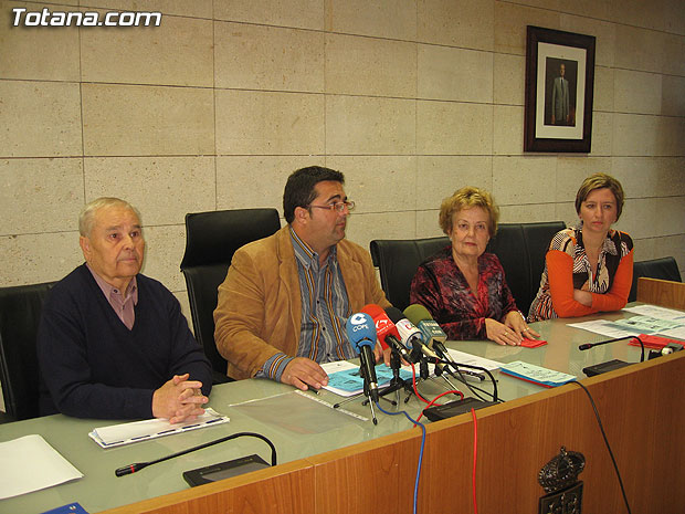 EL PROGRAMA DEL CENTRO MUNICIPAL DE PERSONAS MAYORES INCLUYE ENTRE SUS ACTIVIDADES UNA CHARLA FORMATIVA SOBRE EL SERVICIO DE TELEASISTENCIA Y UN TALLER DE DECORACIÓN DEL HOGAR CON FLORES SECAS (2007), Foto 1