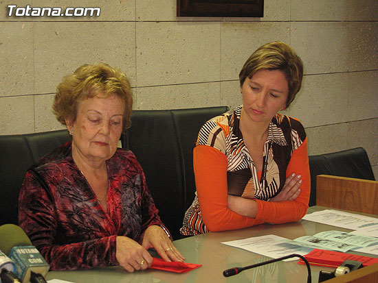 EL PROGRAMA DEL CENTRO MUNICIPAL DE PERSONAS MAYORES INCLUYE ENTRE SUS ACTIVIDADES UNA CHARLA FORMATIVA SOBRE EL SERVICIO DE TELEASISTENCIA Y UN TALLER DE DECORACIÓN DEL HOGAR CON FLORES SECAS (2007), Foto 3