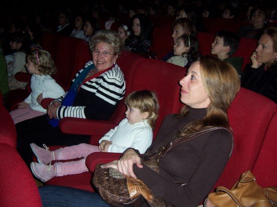 LA PIEZA TEATRAL DEL CLÁSICO “PETER PAN” REPRESENTADA EN EL CINE VELASCO, DIVIERTE A PEQUEÑOS Y MAYORES CON LAS AVENTURAS DEL NIÑO QUE NO QUERÍA CRECER   (7/12/2007), Foto 5