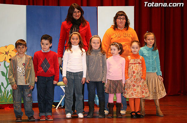 ENTREGAN LOS PREMIOS A LOS MEJORES LECTORES DEL PASADO AÑO 2007, DENTRO DEL AMPLIO PROGRAMA DE ACTIVIDADES OFERTADO POR LA BIBLIOTECA MUNICIPAL DURANTE ESTA NAVIDAD, Foto 1