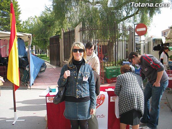 NUEVAS GENERACIONES COMIENZA EN EL MERCADILLO SEMANAL LA CAMPAÑA DE RECOGIDA DE FIRMAS “TODOS TENEMOS DERECHO A OPINAR” SOBRE EL ESTATUTO CATALÁN, Foto 1