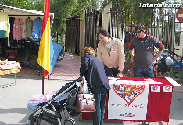 NUEVAS GENERACIONES COMIENZA EN EL MERCADILLO SEMANAL LA CAMPAÑA DE RECOGIDA DE FIRMAS “TODOS TENEMOS DERECHO A OPINAR” SOBRE EL ESTATUTO CATALÁN, Foto 2
