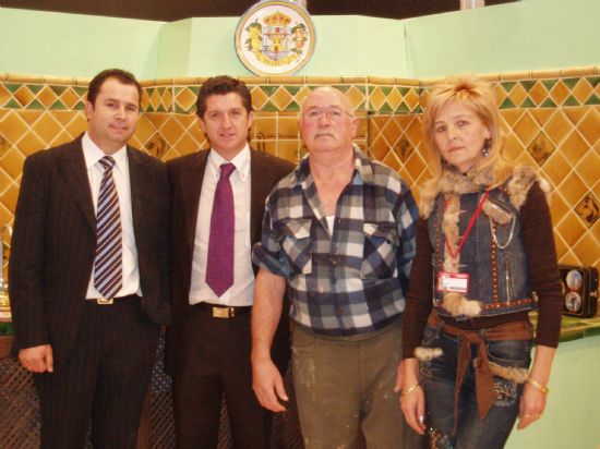 CHENDO, MERCEDES MILÁ, ANTONIO HIDALGO Y JOSÉ MANUEL PARADA CONOCEN DE CERCA LA RUTA DE LA ARTESANÍA DE TOTANA PRESENTADA EN FITUR, Foto 1