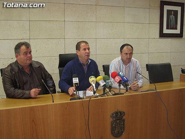 SUSCRIBEN UN CONVENIO PARA APROVECHAR PARA RIEGO EL AGUA DE LAS PISCINAS, Foto 1