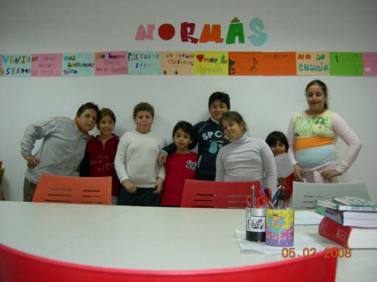 “EL CANDIL” PONE EN MARCHA UN AULA DE REFUERZO EDUCATIVO GRUPAL EN LA SALA POLIVALENTE DE DINAMIZACIÓN SOCIOCOMUNITARIA DE LAS VIVIENDAS SOCIALES DE LA CALLE “ARGENTINA” (2008), Foto 1