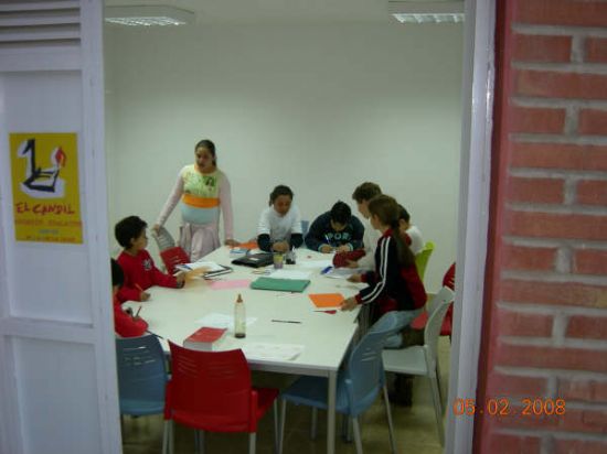 “EL CANDIL” PONE EN MARCHA UN AULA DE REFUERZO EDUCATIVO GRUPAL EN LA SALA POLIVALENTE DE DINAMIZACIÓN SOCIOCOMUNITARIA DE LAS VIVIENDAS SOCIALES DE LA CALLE “ARGENTINA” (2008), Foto 4