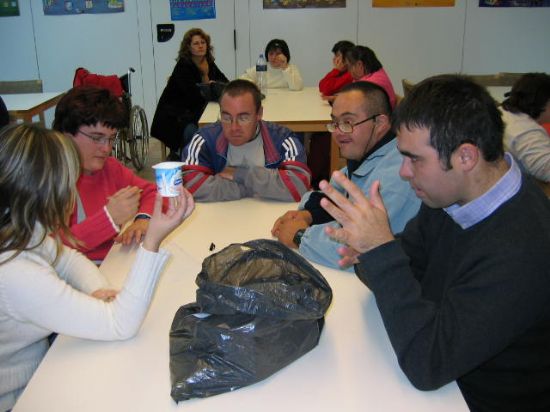 EL CENTRO OCUPACIONAL “JOSÉ MOYÁ” DE TOTANA VISITA LAS VANGUARDISTAS INSTALACIONES DE CEMACAM EN TORRE GUIL, Y REALIZA TALLERES SOBRE EL RECICLAJE DE RESIDUOS EN EL HOGAR   , Foto 4