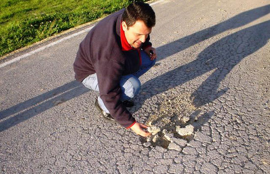 IU ASEGURA QUE VECINOS DE LA PEDANÍA TOTANERA DEL RAIGUERO DENUNCIAN EL DETERIORO DE UN CAMINO ASFALTADO HACE UNOS MESES, Foto 1