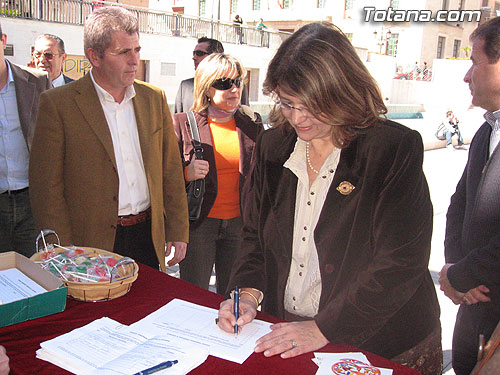 LA DIPUTADA NACIONAL DEL PP, ELVIRA RODRÍGUEZ , APOYA CON SU PRESENCIA AL PARTIDO POPULAR  DE TOTANA EN LA CAMPAÑA DE RECOGIDA DE FIRMAS “TODOS TENEMOS DERECHO A OPINAR”, Foto 1