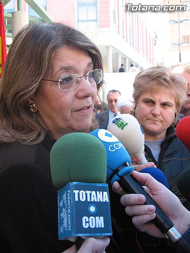 LA DIPUTADA NACIONAL DEL PP, ELVIRA RODRÍGUEZ , APOYA CON SU PRESENCIA AL PARTIDO POPULAR  DE TOTANA EN LA CAMPAÑA DE RECOGIDA DE FIRMAS “TODOS TENEMOS DERECHO A OPINAR”, Foto 2