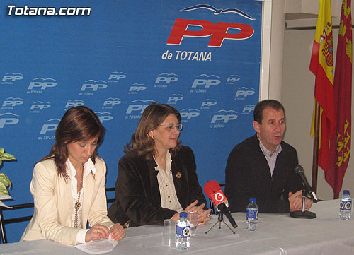 LA DIPUTADA NACIONAL DEL PP, ELVIRA RODRÍGUEZ , APOYA CON SU PRESENCIA AL PARTIDO POPULAR  DE TOTANA EN LA CAMPAÑA DE RECOGIDA DE FIRMAS “TODOS TENEMOS DERECHO A OPINAR”, Foto 4