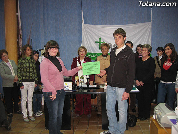 ALUMNOS DEL IES JUAN DE LA CIERVA ENTREGAGON RECIENTEMENTE UN CHEQUE A LA JUNTA LOCAL DE LA ASOCIACIÓN ESPAÑOLA CONTRA EL CÁNCER DE TOTANA, Foto 1