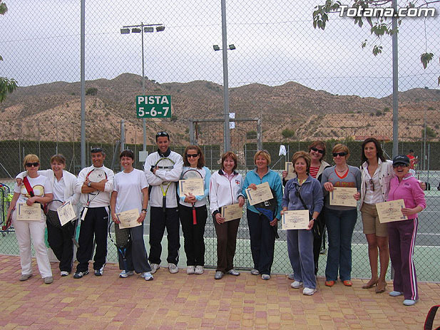 ENTREGAN LOS DIPLOMAS A LAS ONCE MUJERES QUE HAN REALIZADO EL CURSO BÁSICO DE TENIS, Foto 1