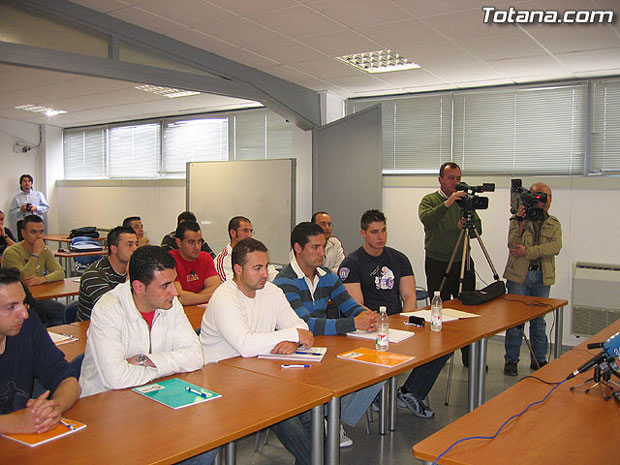 UN TOTAL DE 40 POLICÍAS REALIZAN EL CURSO SOBRE “PROTECCIÓN Y ESCOLTAS A PERSONALIDADES”, ORGANIZADO POR EL CSI-CSIF, Y QUE SE DESARROLLA EN EL CENTRO DE DESARROLLO LOCAL (2008), Foto 1