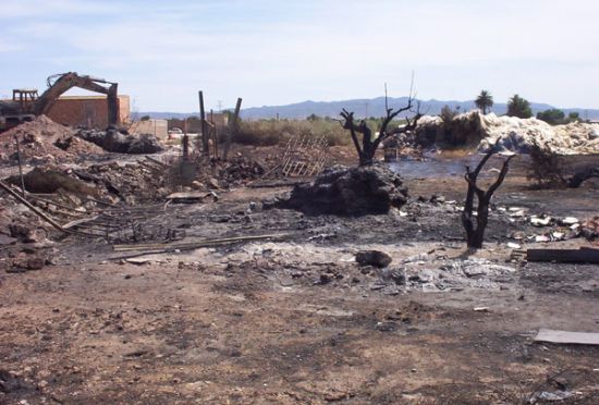 Un helicóptero de Protección Civil intervino ayer en el incendio que se declaró en el paraje La Ñorica, Foto 3