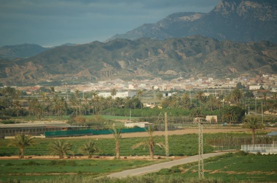 EL AYUNTAMIENTO ADELANTA ESTE AÑO LA PUESTA EN MARCHA DEL SERVICIO DE RECOGIDA DE RESTOS VEGETALES E INCREMENTA EL INTERVALO DEL SERVICIO DE RECOGIDA DE BASURAS EN VERANO EN LA ZONA DE LOS HUERTOS Y LA URBANIZACIÓN “LA CHARCA”, Foto 1