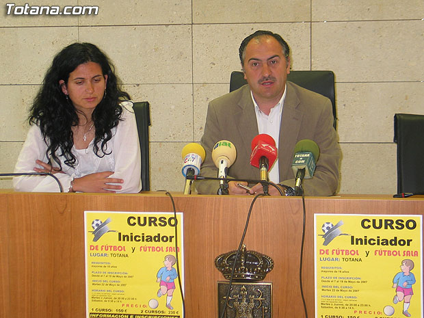 SE ABRE EL PLAZO DE INSCRIPCIÓN DEL CURSO “INICIADOR DE FÚTBOL Y FÚTBOL SALA” QUE COMENZARÁ EL PRÓXIMO DÍA 22 DE MAYO EN TOTANA, Foto 1