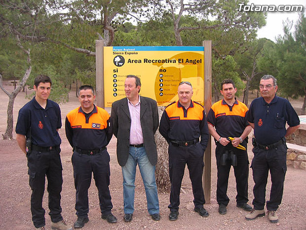 VOLUNTARIOS DE PROTECCIÓN CIVIL DE TOTANA INICIAN LA VIGILANCIA FORESTAL DE SIERRA ESPUÑA DENTRO DEL PLAN INFOMUR´08 PARA LUCHAR CONTRA LOS INCENDIOS FORESTALES (2008), Foto 1