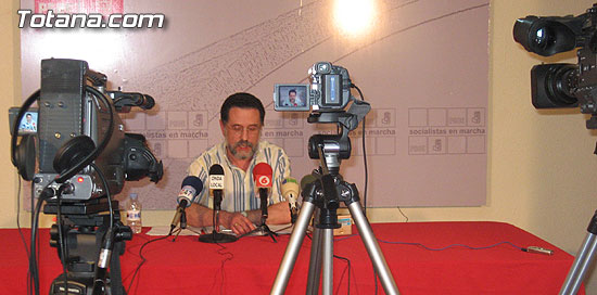 EL PSOE ACUSA AL CONCEJAL DE HACIENDA, PERSONAL Y EDUCACIÓN, ROQUE MOLINA, DE UTILIZAR LA POLÍTICA DE FORMA RASTRERA Y MANIPULADORA, Foto 2