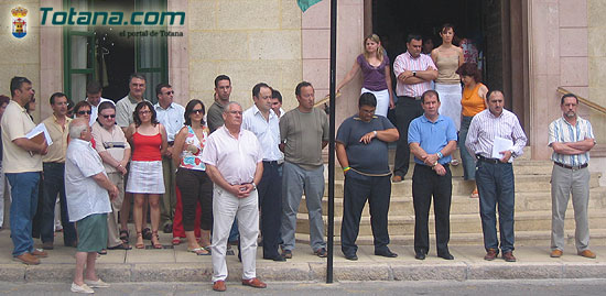 AUTORIDADES MUNICIPALES Y FUNCIONARIOS SE CONCENTRAN DE FORMA SILENCIOSA PARA CONDENAR EL ATENTADO TERRORISTA DE LONDRES , Foto 1