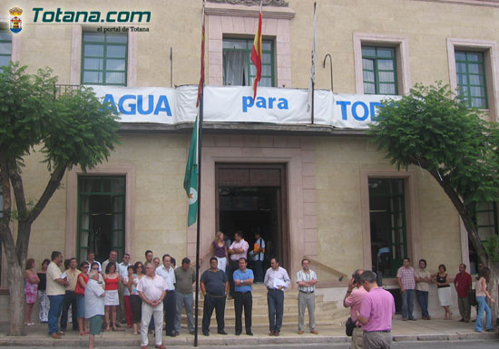 AUTORIDADES MUNICIPALES Y FUNCIONARIOS SE CONCENTRAN DE FORMA SILENCIOSA PARA CONDENAR EL ATENTADO TERRORISTA DE LONDRES , Foto 2