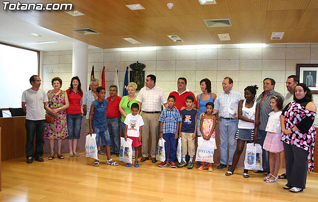 AUTORIDADES MUNICIPALES RECIBEN A LOS SEIS NIÑOS SAHARAUIS Y A LAS FAMILIAS TOTANERAS QUE LOS ACOGEN A TRAVÉS DEL PROGRAMA “VACACIONES EN PAZ”, Foto 1