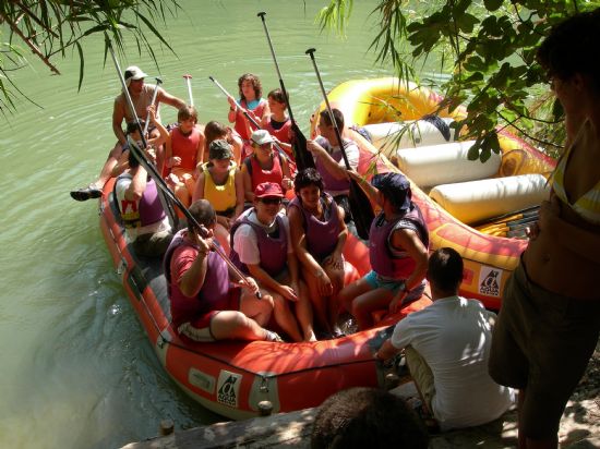 UNA VEINTENA DE JÓVENES PARTICIPAN EN EL DESCENSO DEL RÍO SEGURA DENTRO DEL PROGRAMA VERANO JOVEN´2006, Foto 1