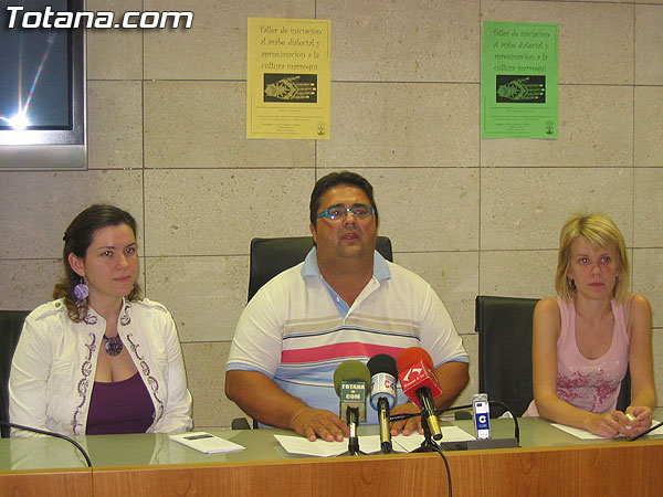 LA CONCEJALÍA DE BIENESTAR SOCIAL ORGANIZA A TRAVÉS DEL SERVICIO DE ATENCIÓN A LA INMIGRACIÓN EL “TALLER DE INICIACIÓN AL ÁRABE DIALECTAL Y APROXIMACIÓN A LA CULTURA MARROQUÍ” PARA POTENCIAR LA INTEGRACIÓN DE ESTE COLECTIVO (2007), Foto 1