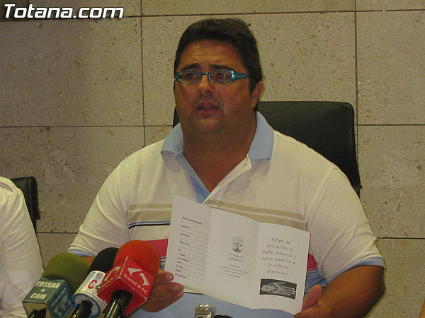 LA CONCEJALÍA DE BIENESTAR SOCIAL ORGANIZA A TRAVÉS DEL SERVICIO DE ATENCIÓN A LA INMIGRACIÓN EL “TALLER DE INICIACIÓN AL ÁRABE DIALECTAL Y APROXIMACIÓN A LA CULTURA MARROQUÍ” PARA POTENCIAR LA INTEGRACIÓN DE ESTE COLECTIVO (2007), Foto 2