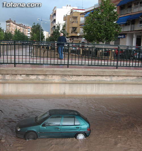 EL DISPOSITIVO DISPUESTO POR PROTECCIÓN CIVIL Y POLICÍA LOCAL PERMITE RECUPERAR LA NORMALIDAD TRAS LAS LLUVIAS TORRENCIALES EN EL CASCO URBANO DE TOTANA, Foto 1