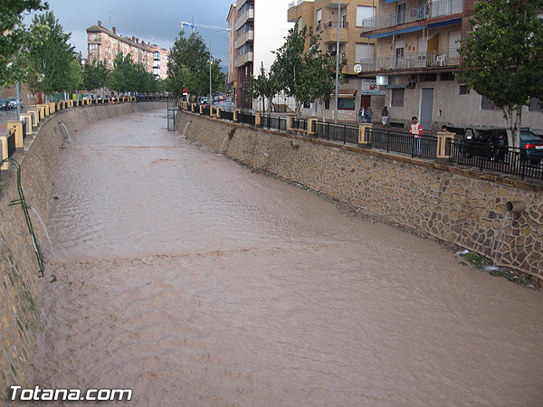 EL DISPOSITIVO DISPUESTO POR PROTECCIÓN CIVIL Y POLICÍA LOCAL PERMITE RECUPERAR LA NORMALIDAD TRAS LAS LLUVIAS TORRENCIALES EN EL CASCO URBANO DE TOTANA, Foto 2