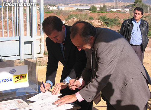 EL CONSEJERO DE EDUCACIÓN Y EL ALCALDE COLOCAN LA PRIMERA PIEDRA DEL NUEVO CENTRO DE ENSEÑANZA DE INFANTIL Y PRIMARIA EN EL BARRIO TIROL-CAMILLERI  , Foto 1