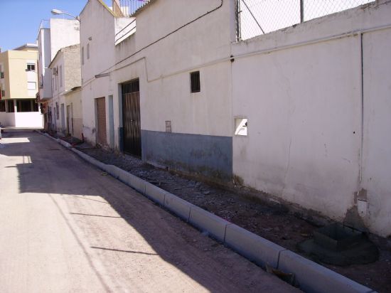 LA CONCEJALÍA DE OBRAS E INFRAESTRUCTURAS MUNICIPALES COLOCA 44 NUEVAS FAROLAS EN CALLES CÁDIZ Y ALBACETE DE LA URBANIZACIÓN LA CHARCA , Foto 3