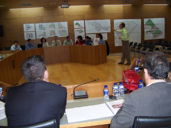 EL EQUIPO REDACTOR PRESENTA A LA CORPORACIÓN MUNICIPAL LOS NUMEROSOS CAMBIOS INCORPORADOS AL DOCUMENTO DEL PGOU ANTES DE SOMETERLO A LA MODIFICACIÓN SUSTANCIAL EN SU FASE DE APROBACIÓN PROVISIONAL (2008), Foto 1