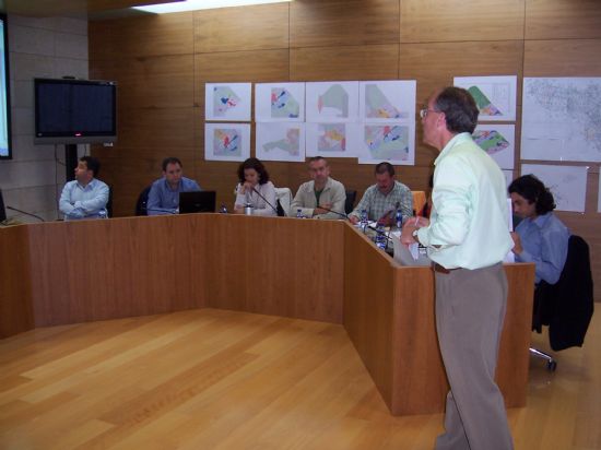 EL EQUIPO REDACTOR PRESENTA A LA CORPORACIÓN MUNICIPAL LOS NUMEROSOS CAMBIOS INCORPORADOS AL DOCUMENTO DEL PGOU ANTES DE SOMETERLO A LA MODIFICACIÓN SUSTANCIAL EN SU FASE DE APROBACIÓN PROVISIONAL (2008), Foto 2