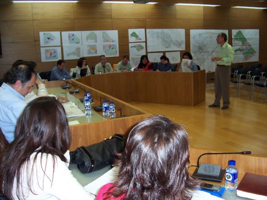 EL EQUIPO REDACTOR PRESENTA A LA CORPORACIÓN MUNICIPAL LOS NUMEROSOS CAMBIOS INCORPORADOS AL DOCUMENTO DEL PGOU ANTES DE SOMETERLO A LA MODIFICACIÓN SUSTANCIAL EN SU FASE DE APROBACIÓN PROVISIONAL (2008), Foto 3