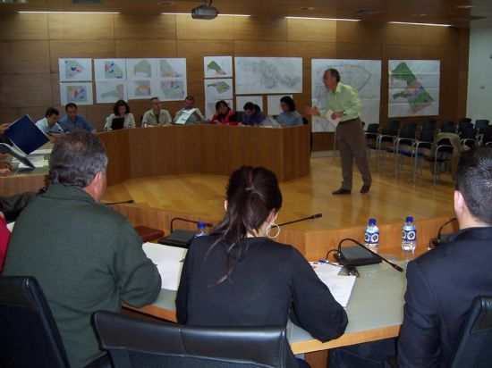 EL EQUIPO REDACTOR PRESENTA A LA CORPORACIÓN MUNICIPAL LOS NUMEROSOS CAMBIOS INCORPORADOS AL DOCUMENTO DEL PGOU ANTES DE SOMETERLO A LA MODIFICACIÓN SUSTANCIAL EN SU FASE DE APROBACIÓN PROVISIONAL (2008), Foto 4