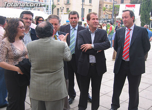 SE INAUGURA LA FERIA DE LA III JORNADAS DE SEGURIDAD Y SALUD LABORAL QUE SE CELEBRA EN LA PLAZA BALSA VIEJA, Foto 1