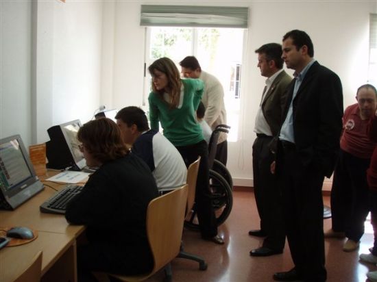 LOS ALUMNOS DEL CENTRO OCUPACIONAL “JOSÉ MOYÁ TRILLA” DISPONEN DE UN TELECENTRO CON OCHO ORDENADORES Y ACCESO A INTERNET GRATUITO, Foto 2