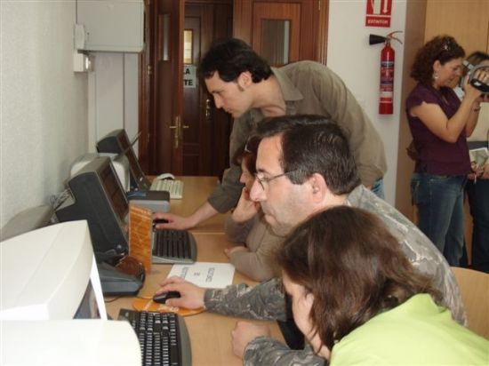 LOS ALUMNOS DEL CENTRO OCUPACIONAL “JOSÉ MOYÁ TRILLA” DISPONEN DE UN TELECENTRO CON OCHO ORDENADORES Y ACCESO A INTERNET GRATUITO, Foto 3