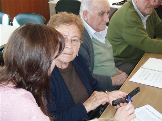 SE INICIA UN TALLER SOBRE “CÓMO USAR EL MÓVIL” DENTRO DEL PROGRAMA DE ACTIVIDADES PARA MAYORES, Foto 2