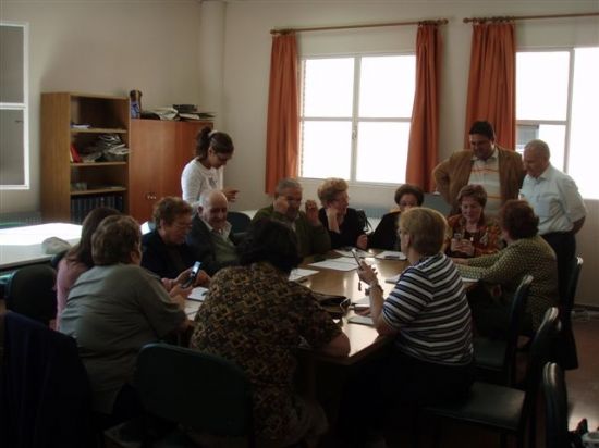 SE INICIA UN TALLER SOBRE “CÓMO USAR EL MÓVIL” DENTRO DEL PROGRAMA DE ACTIVIDADES PARA MAYORES, Foto 4